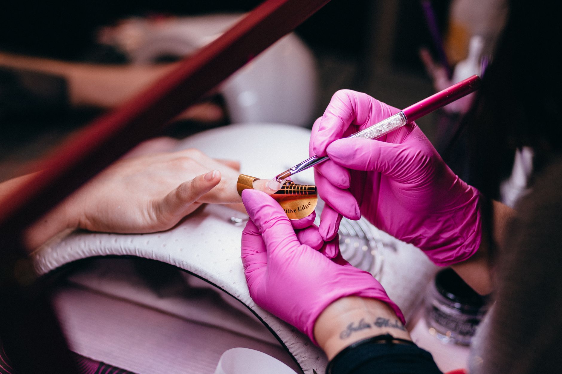 Close-up de manicure sendo realizada em salão de beleza